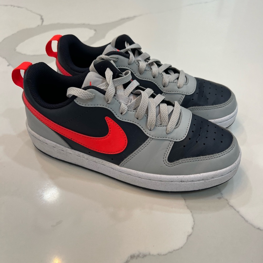 Like new boys 4.5 Nike Court Borough